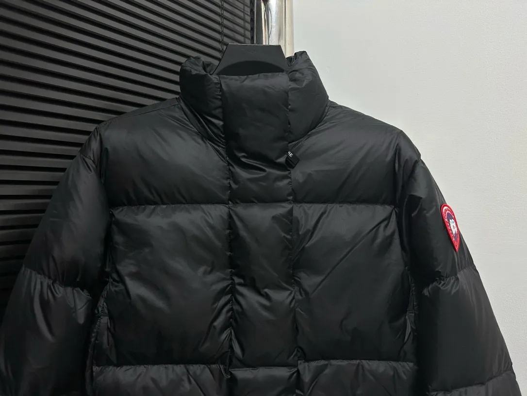 P720 [CANADA GOOSE] Cypress Women's Short Down Jacket 2256W The down collar enhances warmth and can better withstand bad weather. The short hem has an internal drawstring to adjust the tightness and block the cold wind. Embedded cuffs improve comfort and lock in heat. Dropped shoulder design and articulated sleeves allow for a good range of movement. Two external pockets: zippered hand pockets. ·Three interior pockets: two mesh drop-in pockets and one zippered pocket! Size: XS S M Color: Black Birch